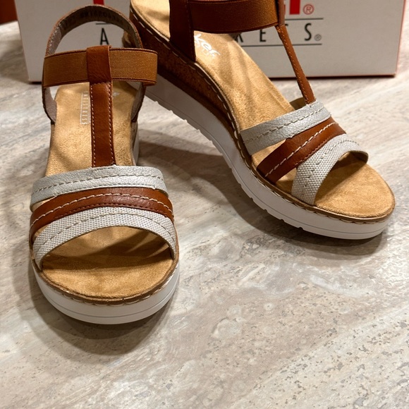 Rieker Shoes - Sz 37(7)⭐️NWT Rieker Brown/Cream T-strap  Sandals With a Hint of Sparkle 5.5cm